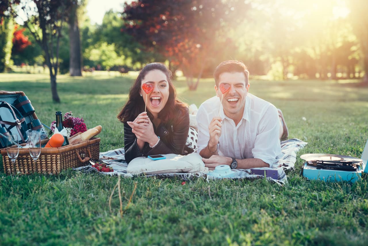 Capricornio. Un picnic es infalible para sorprenderlo pues le encanta estar rodeado de la naturaleza. ¿Prefieres el siguiente nivel? Una cena en la playa bajo la luz de las estrellas.