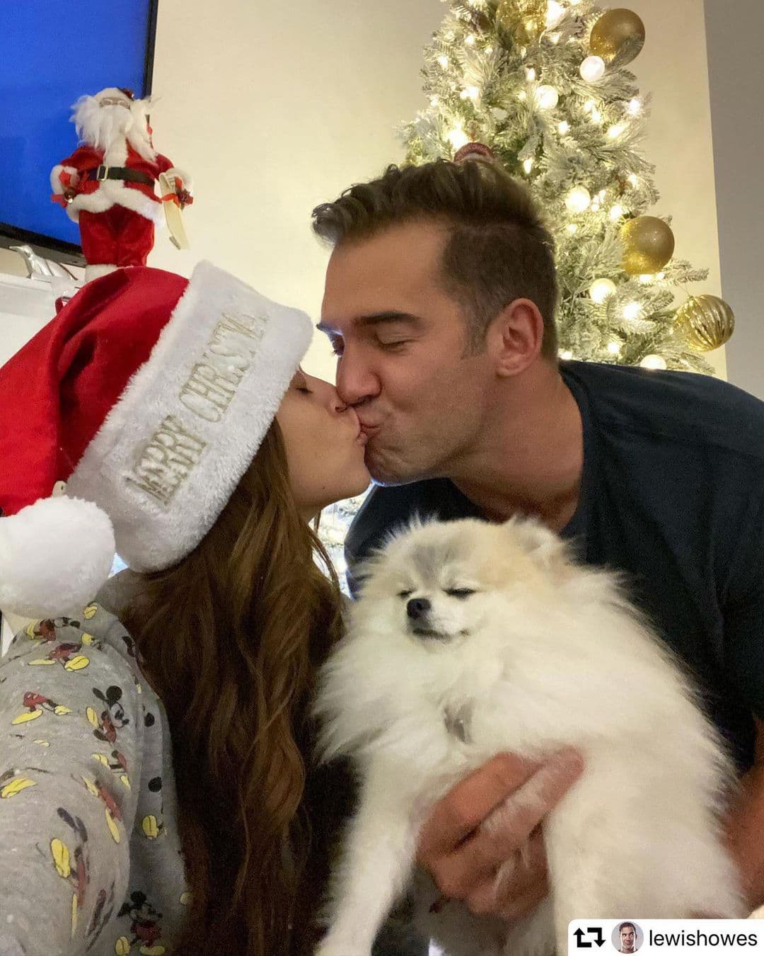 Yanet García comparte el vestido que lucirá en esta Navidad frente a su árbol dorado