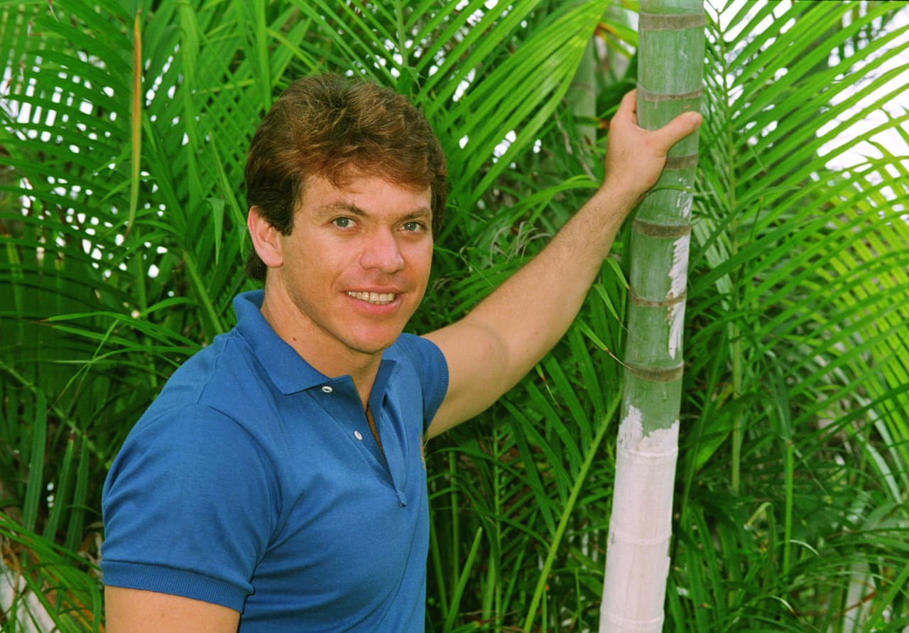 Marcos Valdés era “Amadeus”, un chico que conoce a “Lorena” en Ixtapa y se enamora de ella. Viaja a la Ciudad de México en su búsqueda, pero ahí encuentra trabajo como asistente de Eduardo.