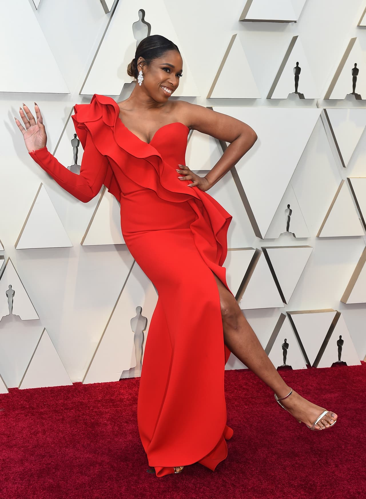La actriz y cantante ganadora del Oscar en 2017 en la categoría de Mejor Actriz de reparto, eligió los olanes con accesorios color plateados.