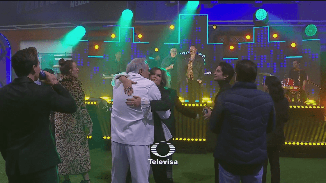 Arath y Mariana se abrazan mientras canta Río Roma
