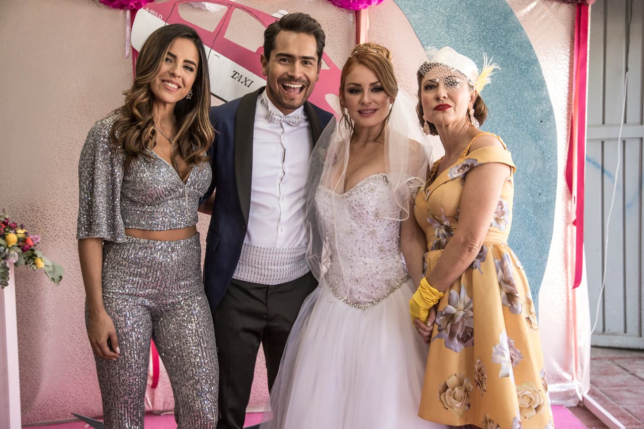 Al final de la fiesta, los novios hicieron una serie de fotografías con todos sus invitados. Aquí con las hermanitas Morales.
