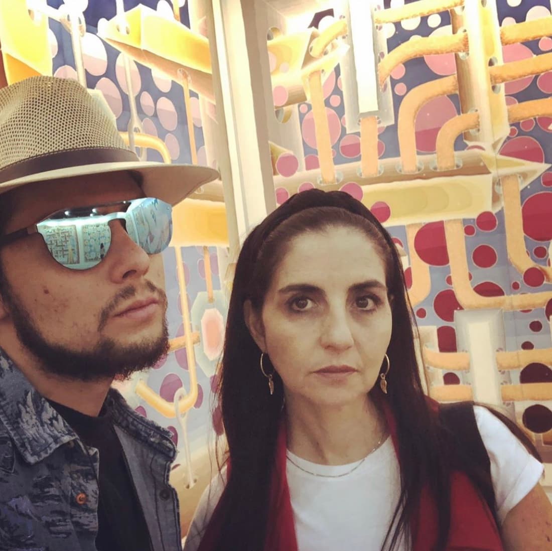 Paola, "Poly", es la más grande de los hermanos y es empresaria, de acuerdo con su cuenta de Instagram, donde suele mostrar su negocio en redes sociales.