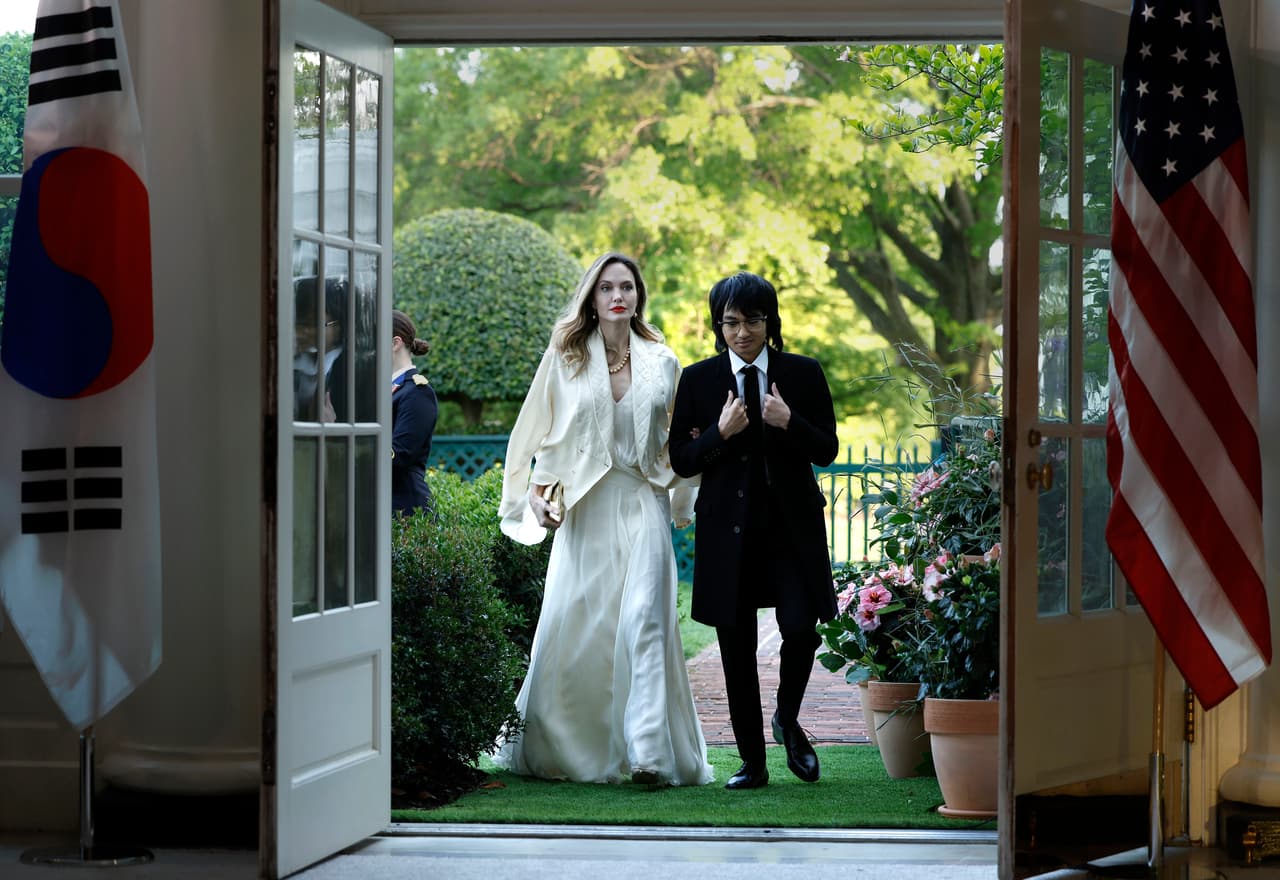 Maddox, hijo de Angelina Jolie, reaparece junto a ella ¡y luce irreconocible!