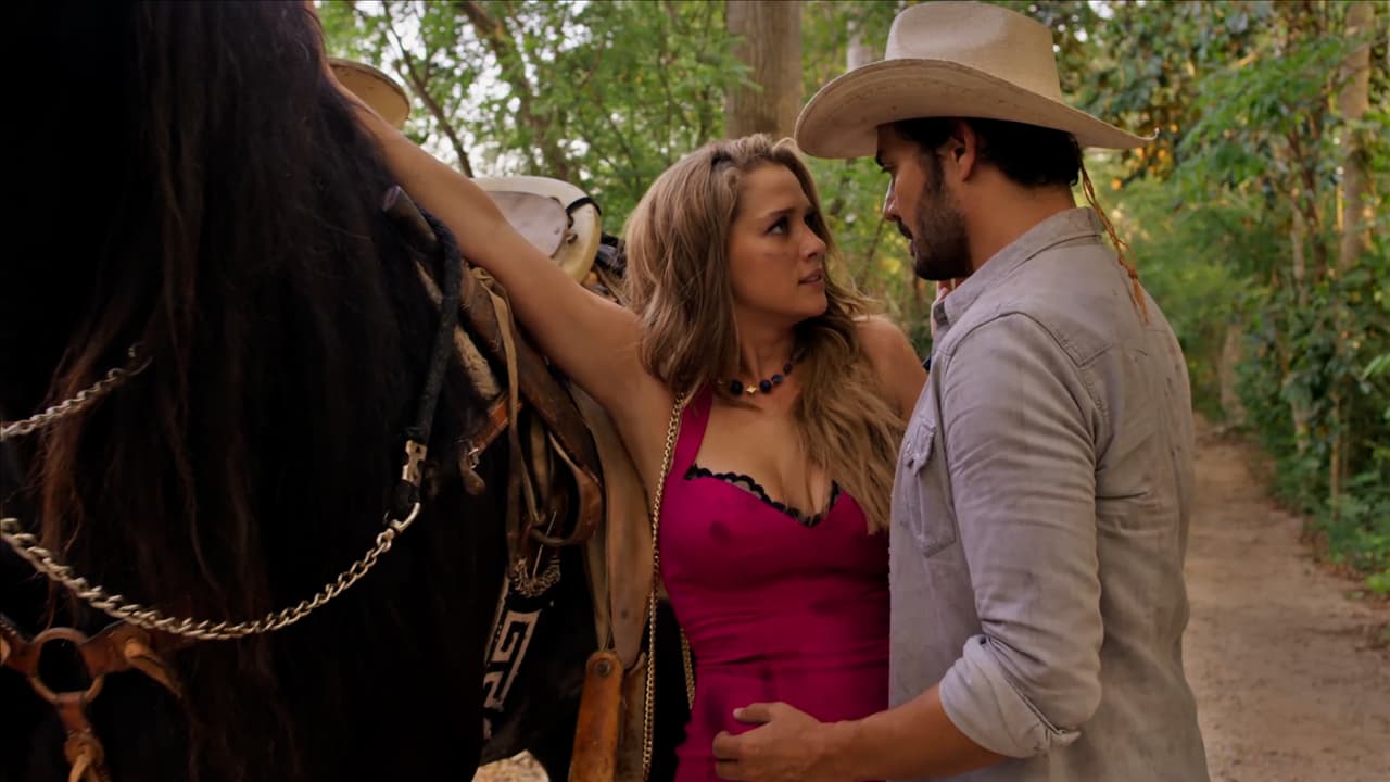 Santos, al tratar de ayudar a María Teresa a subirse al caballo, casi la besa. No te pierdas 'Tierra de Esperanza' de lunes a viernes a las 9:30 p.m. con Las Estrellas.