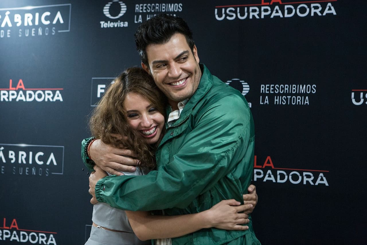 Andrés Palacios regaló abrazos y sonrisassus fans, quienes destacaron el trabajo del actor como el presidente de México 'Carlos Bernal'.