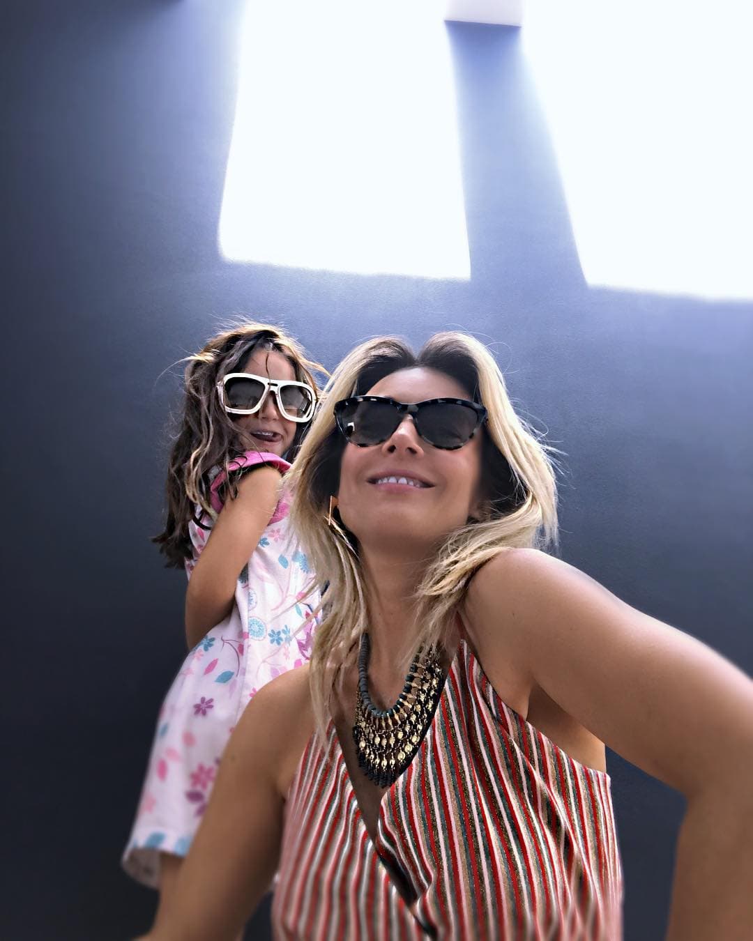 Fey es una de las famosas más celosas de su vida privada, por lo que son pocas las veces que muestra en sus redes sociales fotografías de su única hija. Sin embargo, con motivo del cumpleaños número 10 de Isabella, la cantante compartió una serie de imágenes de la pequeña, impactando a sus seguidores con lo grande que luce la pequeña.