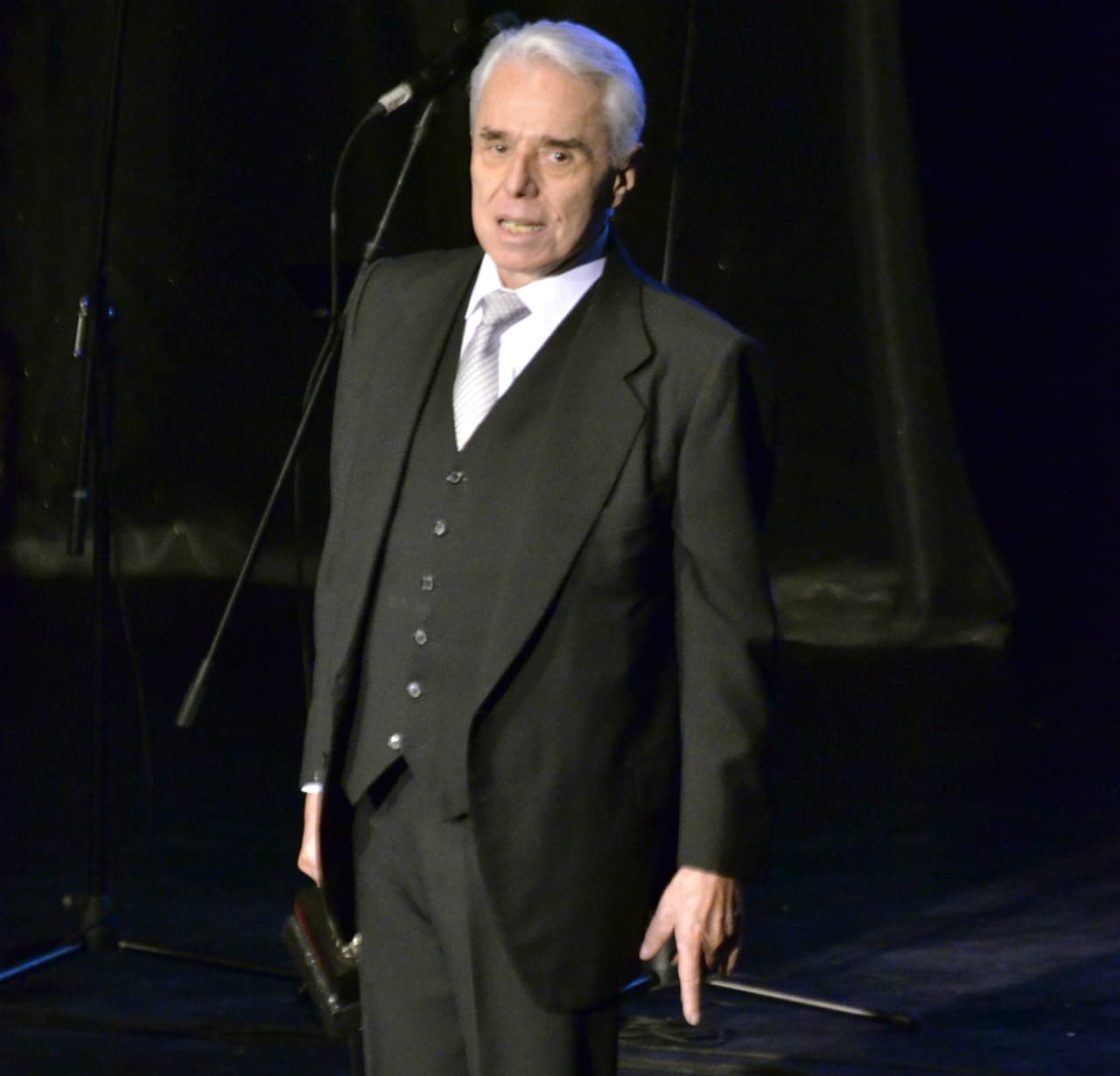 Enrique Guzmán ha sufrido padecimientos digestivos, por lo que fue intervenido.