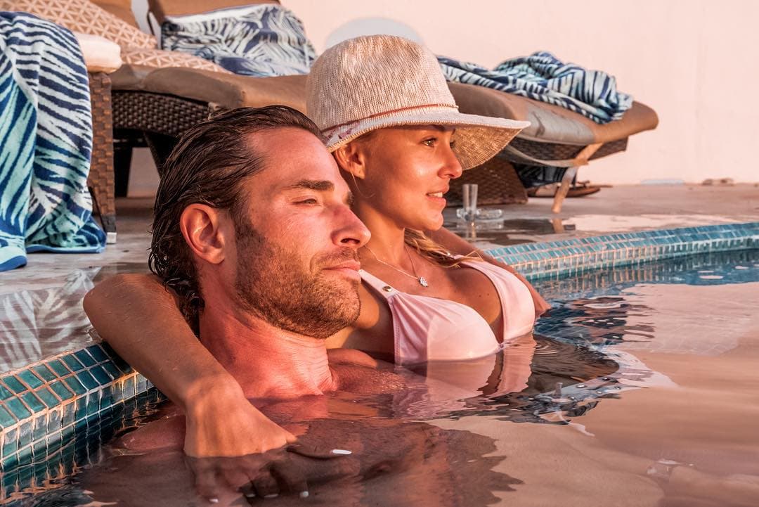 "Dame tu mano, te llevaré tan lejos que cuando abras los ojos estarás sentada en una estrella mirando a la luna y yo a tu lado. @angeliqueboyer #TeAmo", indicó la estrella de 'El dragón'.