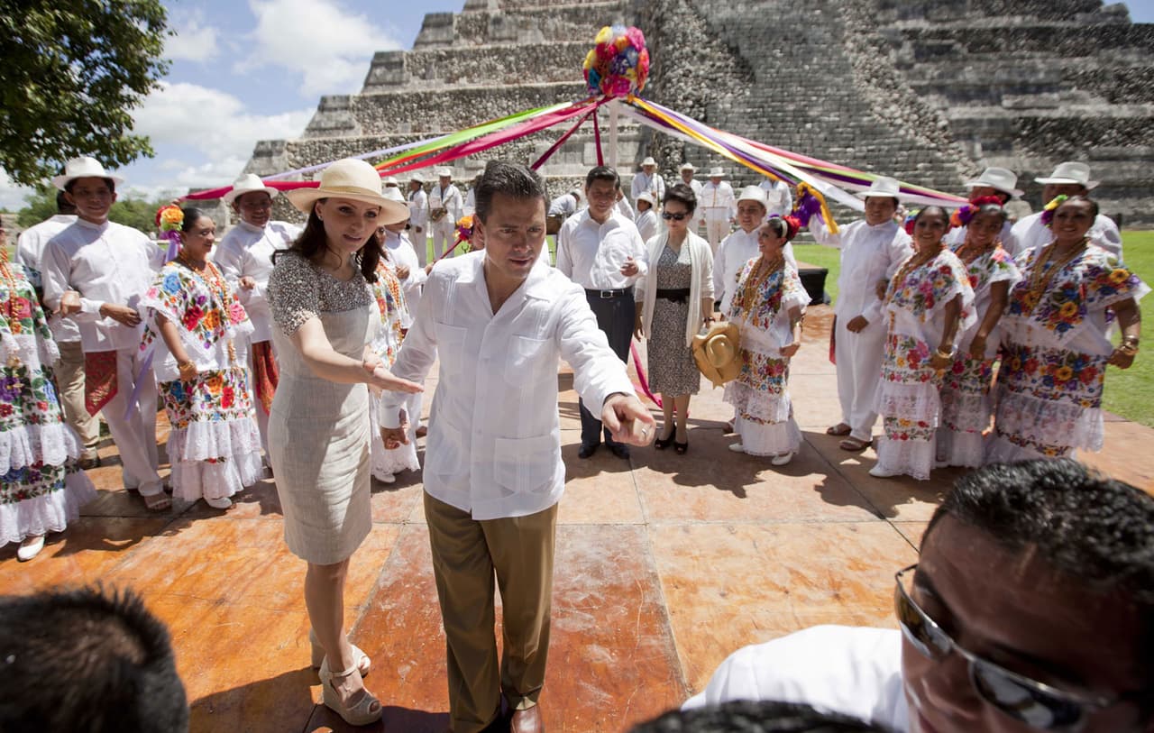Ya como Presidente del país, Peña Nieto se hacía acompañar de Angélica en todos los eventos políticos. Este momento fue durante la visita a México del presidente de China, Xi Jinping, en 2013.