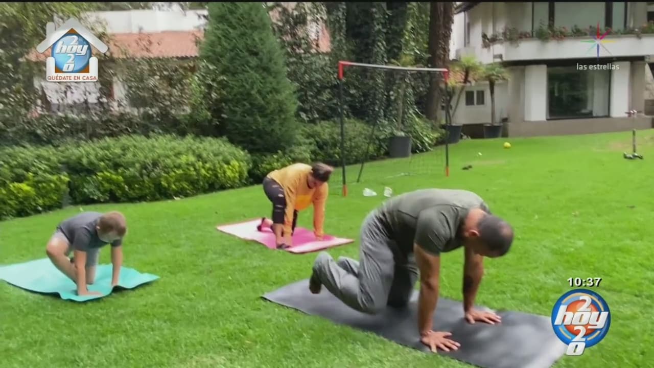 Dicho espacio está rodeado por arbustos, cercas de madera y cuenta con una cancha de futbol.