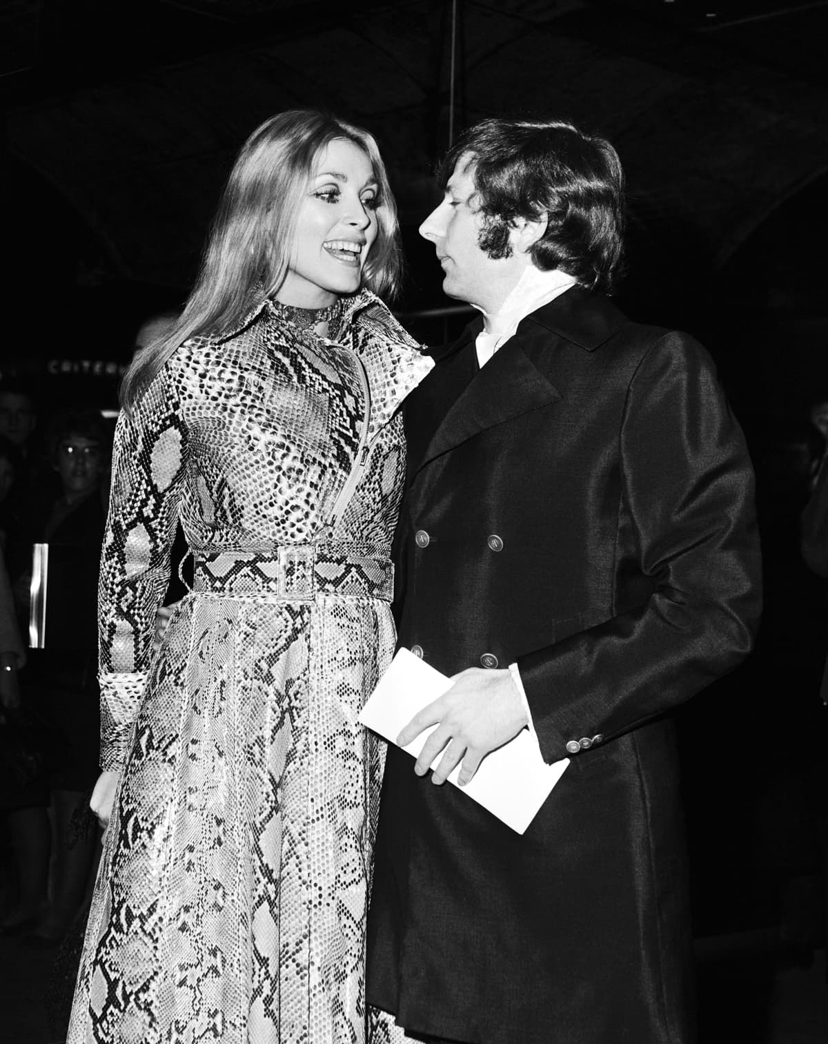El 9 de agosto de 1969, la actriz Sharon Tate, la esposa del director Roman Polanski, fue asesinada a puñaladas por miembros de la secta de Charles Manson en su mansión en Hollywood.
