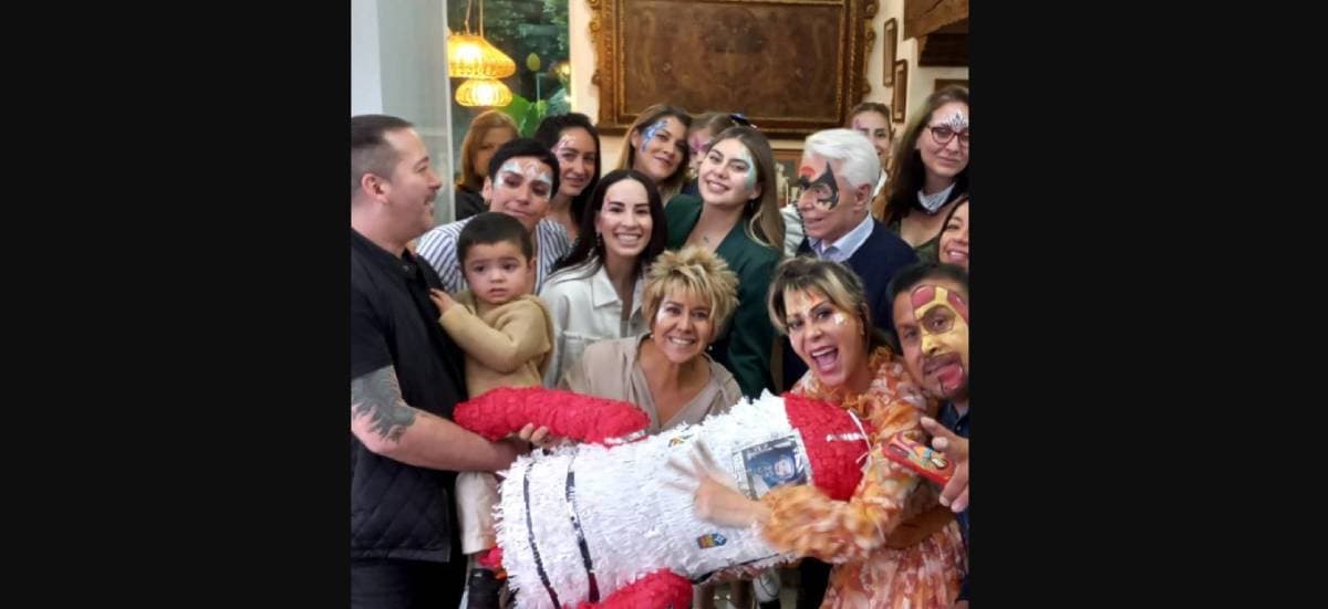 Uno de los detalles que más llamó la atención fue que la piñata era una recreación exacta de un cohete, con la que incluso Alejandra Guzmán posó muy sonriente, mostrando que también se maquillaron el rostro.
