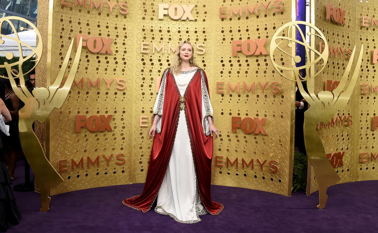 Gwendoline Christie portó un vestido de Gucci con capa incluida de inspiración medieval.