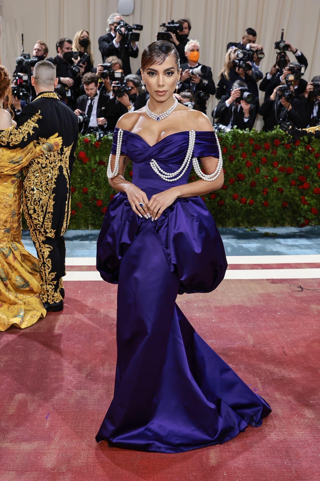 Anitta - la intérprete del éxito 'Envolver' puso el nombre de Brasil en alto con este vestido morado que complementó con un collar y algunos detalles de perlas, evocando así uno de los atuendos estadounidenses más icónicos de 1800.