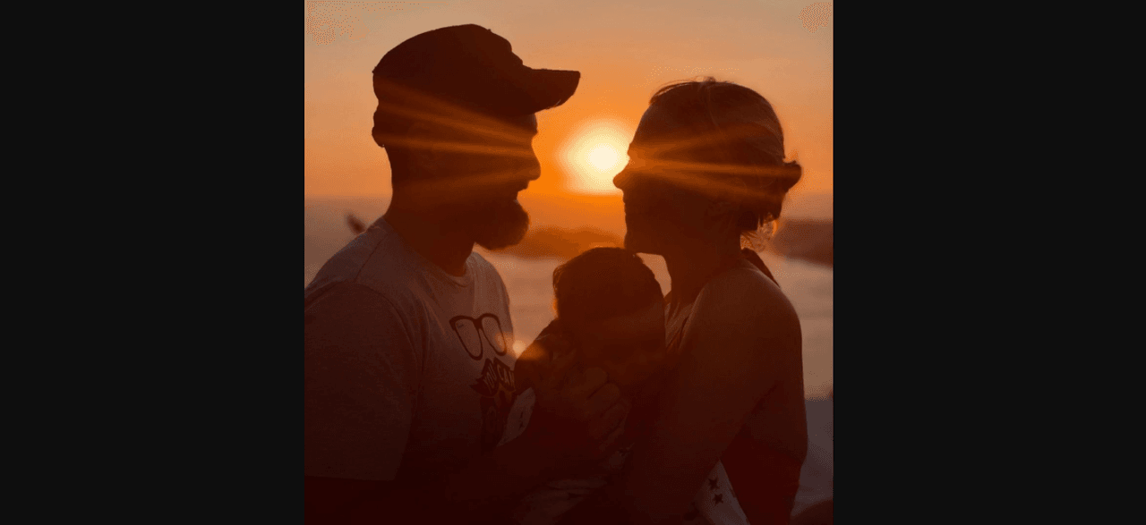 Pese a que ha evitado dejar ver el rostro de su pequeño, Fernanda Castillo sí ha mostrado cómo se ha ido acoplando a la maternidad y lo feliz que está con la familia que formó junto a Erik Hayser.