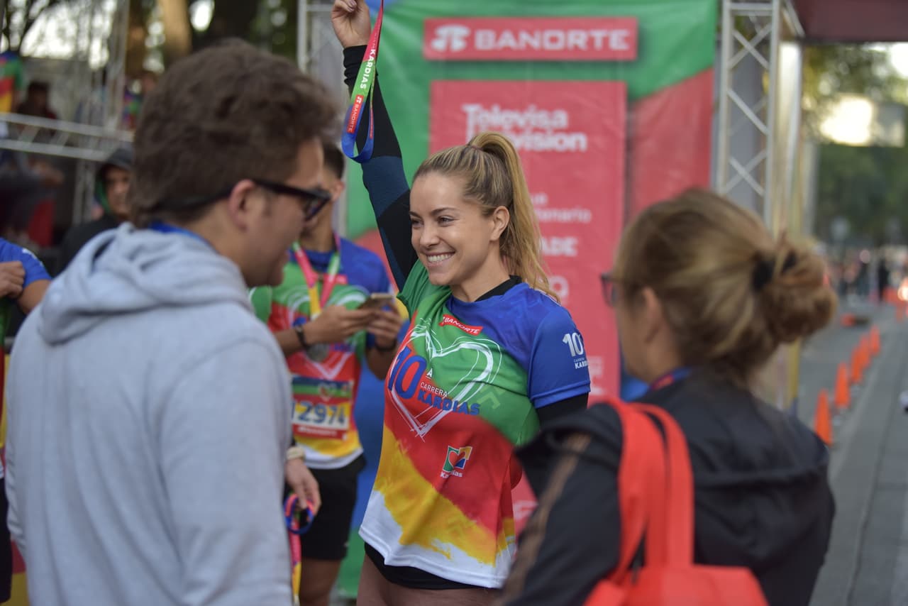 Pía Sanz, quien recientemente nos impactó en el reality 'Las estrellas bailan en hoy', fue una de las participantes de este evento. Además, esta fue su primera vez en Carrera Kardias. En sus redes sociales, la actriz reveló: "Mi primer maratón.Hoy corrimos para recaudar fondos para las cirugías de los corazoncitos de los niños mexicanos! Es un honor haber participado".