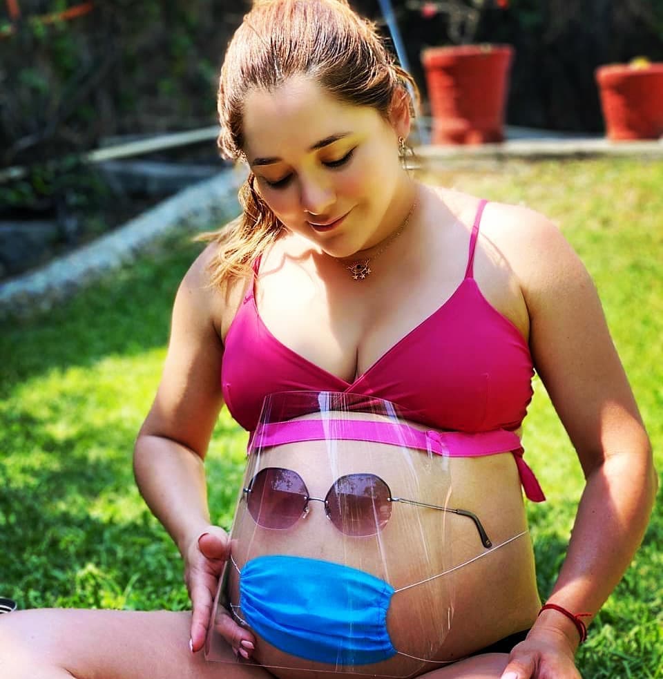 Tras pasar unos días en casa de sus padres, el pasado 26 de mayo, Sherlyn posó en bikini mostrando su pancita de embarazo con cubrebocas y una careta protectora. “Esperando a mi príncipe @andrenuestro bebé, mi pequeño #pandemial”, contó.