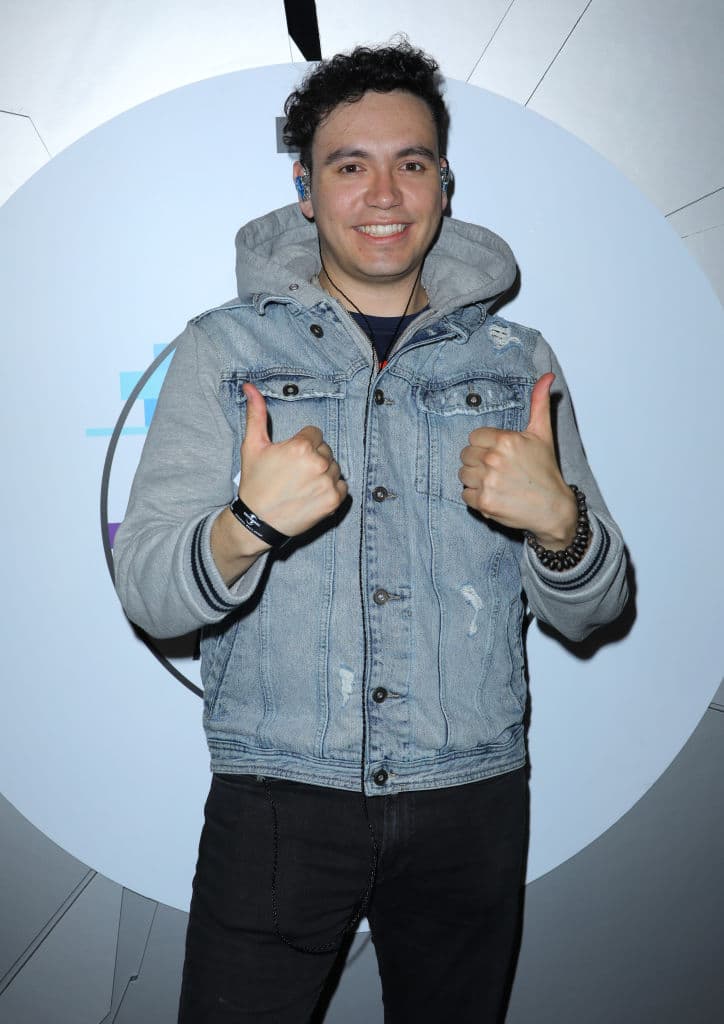 Raymix, conocido como el creador de la electrocumbia y famoso por su éxito ‘Oye, mujer’, se convirtió en uno de los primeros artistas del regional mexicano en hablar abiertamente de su orientación sexual.