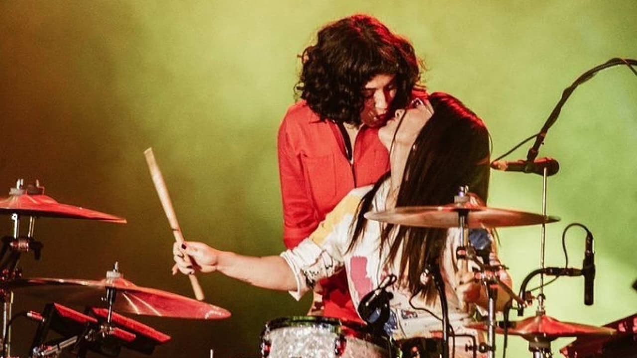 VIDEO: Mon Laferte protagoniza tierno beso con su baterista durante un concierto