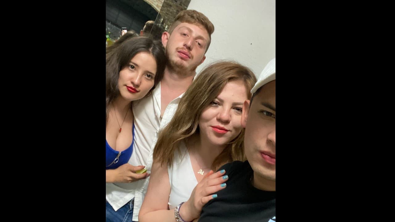 Ocaña aprovechó una pequeña reunión que hizo con varios amigos para presumir a su novia, quien afirmó además de bonita, ‘es muy tóxica’.