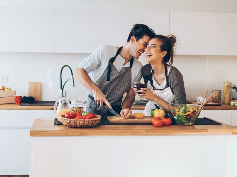 Son la pareja perfecta, pues Libra es un excelente amante y muy tolerante. Mientras que Géminis busca escapar de la rutina y realizar varias tareas de forma simultánea. La combinación de energía y paciencia los equilibra muy bien.