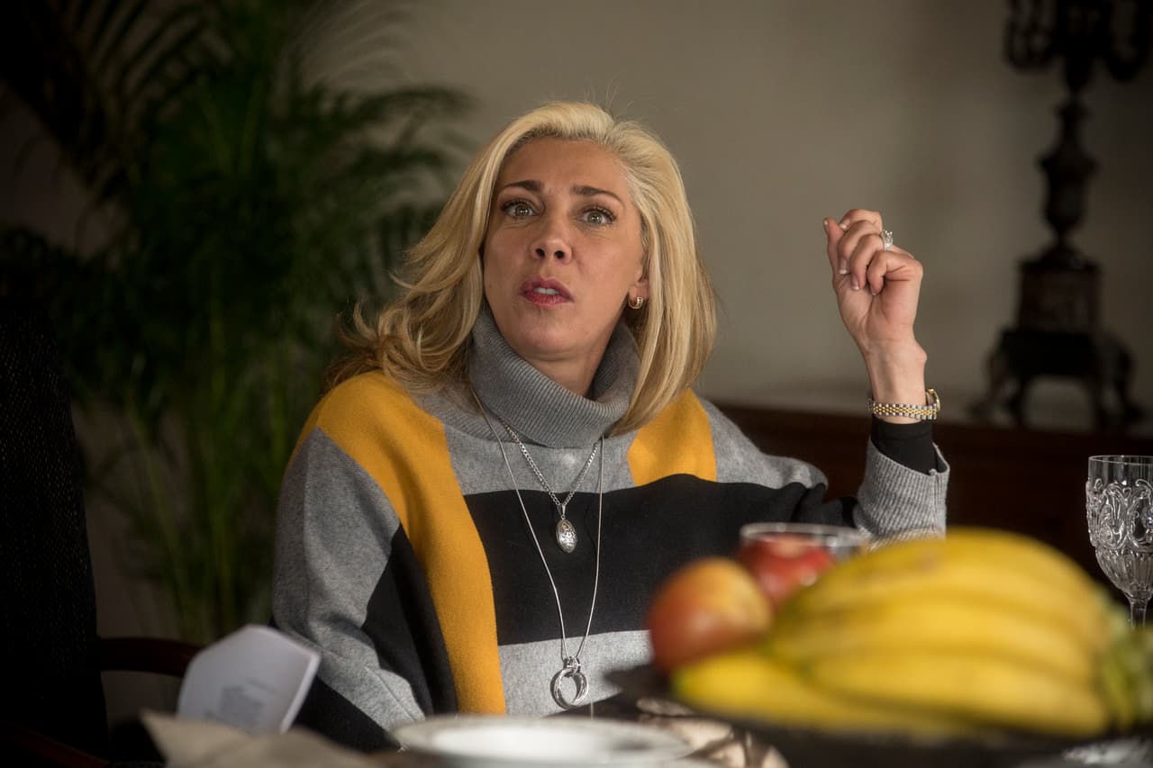 Cynthia Klitbo da vida a 'Dora Perdomo', una mujer que hará lo que sea con tal de defender a su familia.
<br>
<br>
<i>'El Dragón', de lunes a viernes 9:30 pm. con Las Estrellas.</i>