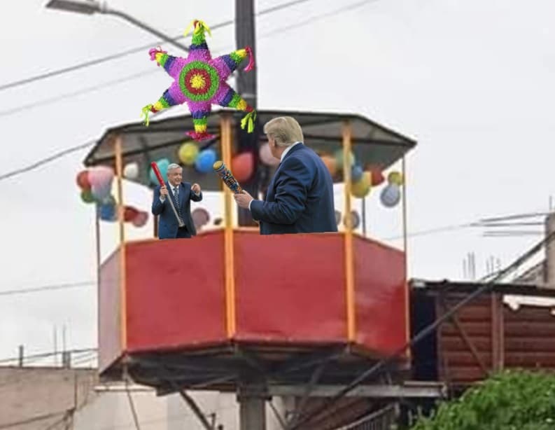 En los memes del salón de fiestas encima de un poste de luz, los usuarios también pusieron imágenes del presidente de México y el exmandatario de Estados Unidos pegandole a una piñata.