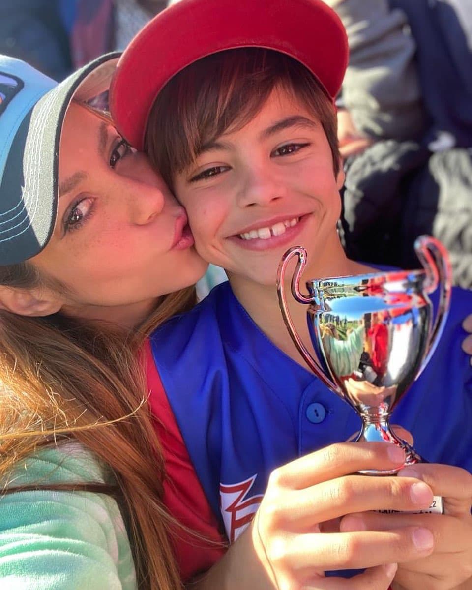 Shakira asombra por ser clon de su hijo Milan cuando tenía 14 años