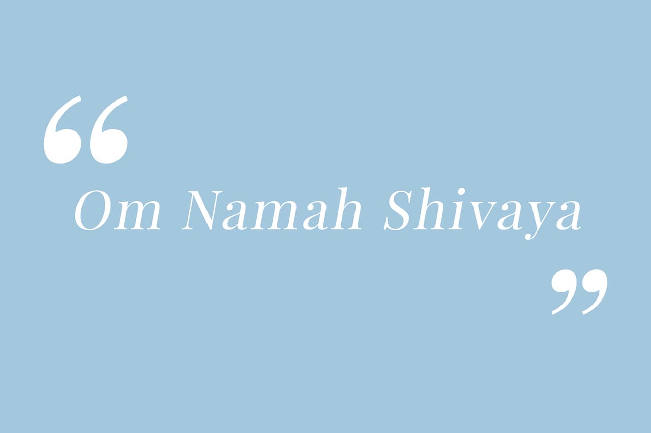 Uno de los mantras más conocidos del hinduismo cuya traducción más literal sería “¡OM! Reverencias a Shivá (uno de los dioses de la Trinidad hinduista)”. En un sentido figurado, este mantra significa que te estás venerando, sobre todo ante tu propia verdad. Este mantra refuerza la capacidad de ser sincero con uno mismo y amarse tal cual somos.