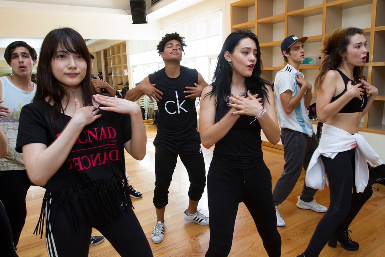 Lo primero que hace la banda en su día a día es ensayar las coreografías de cada tema.