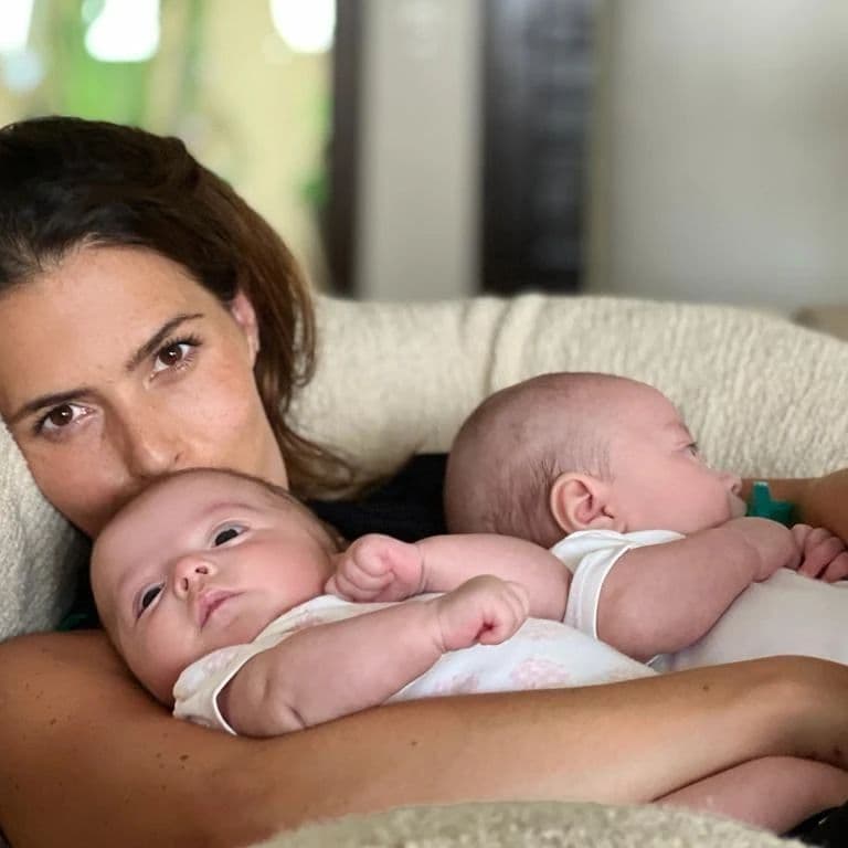La actriz conmovió al mostrar imágenes inéditas de sus mellizos a días de nacidos.