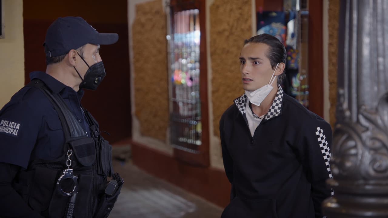 Pero como está prohibido, ¡llega la policía a detenerlo!