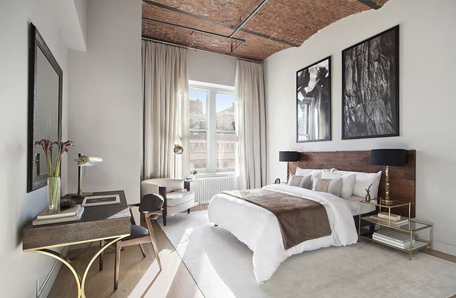 El departamento tiene cuatro habitaciones y cuatro baños.