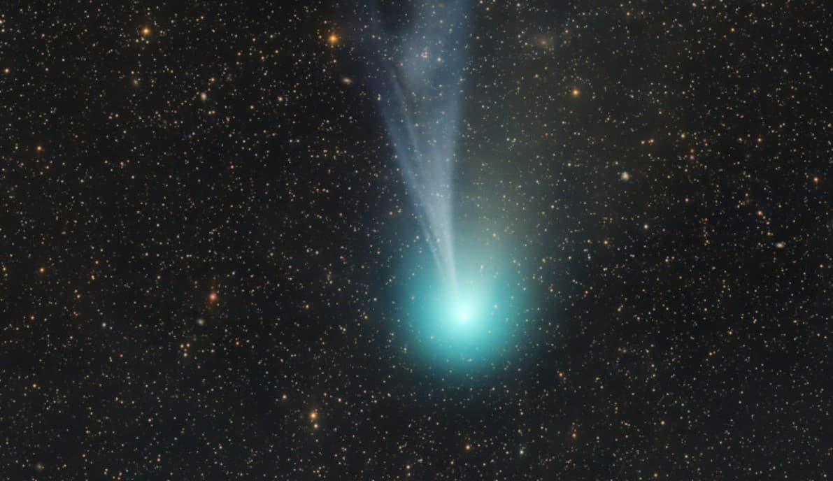 El cometa 12P/Pons-Brooks, que se dirige a su próximo perihelio el 21 de abril, es cada vez más brillante. La coma verdosa de este cometa periódico de tipo Halley es relativamente fácil de observar con telescopios pequeños. Sin embargo, la cola azulada de iones que se desprende ahora de la coma del cometa activo y que es azotada por el viento solar, es tenue y difícil de seguir.