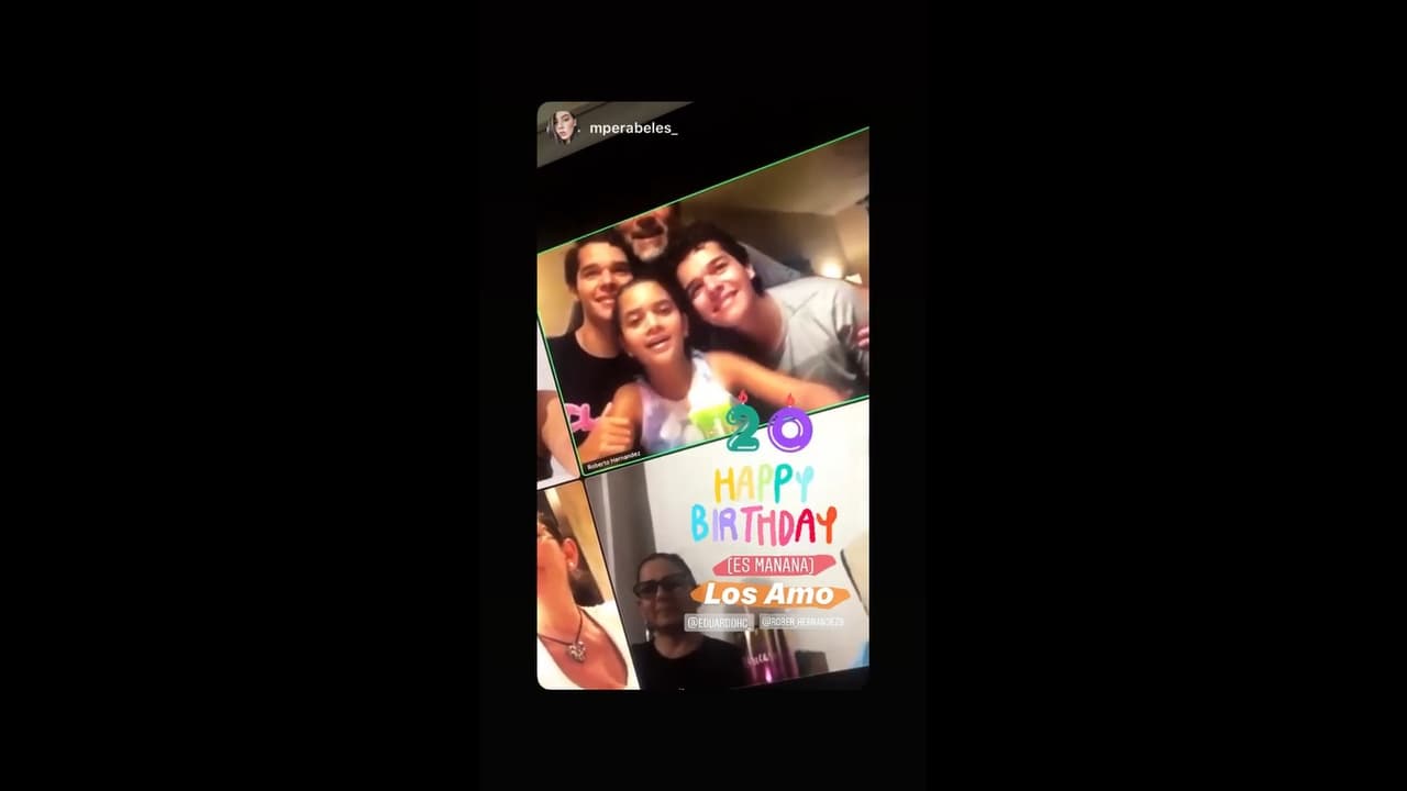 Horas antes de cumplir 20 años, Roberto y Eduardo tuvieron una videollamada con algunos miembros de su familia paterna, quienes les cantaron las tradicionales ‘Mañanitas’. En la imagen los jóvenes aparecen junto a su media hermana Julia y se alcanza a ver a su papá Eduardo Santamarina.