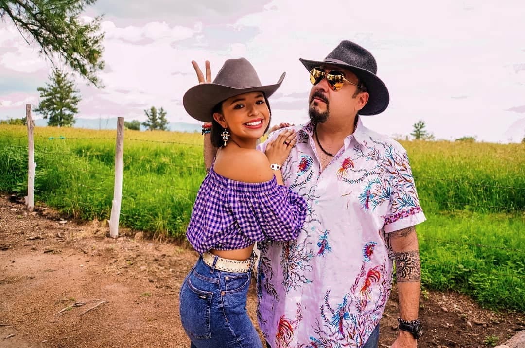 Es común que Ángela aparezca en sus redes en compañía de su padre tanto dentro como fuera del escenario, mostrando su estilo y carisma en cada publicación.