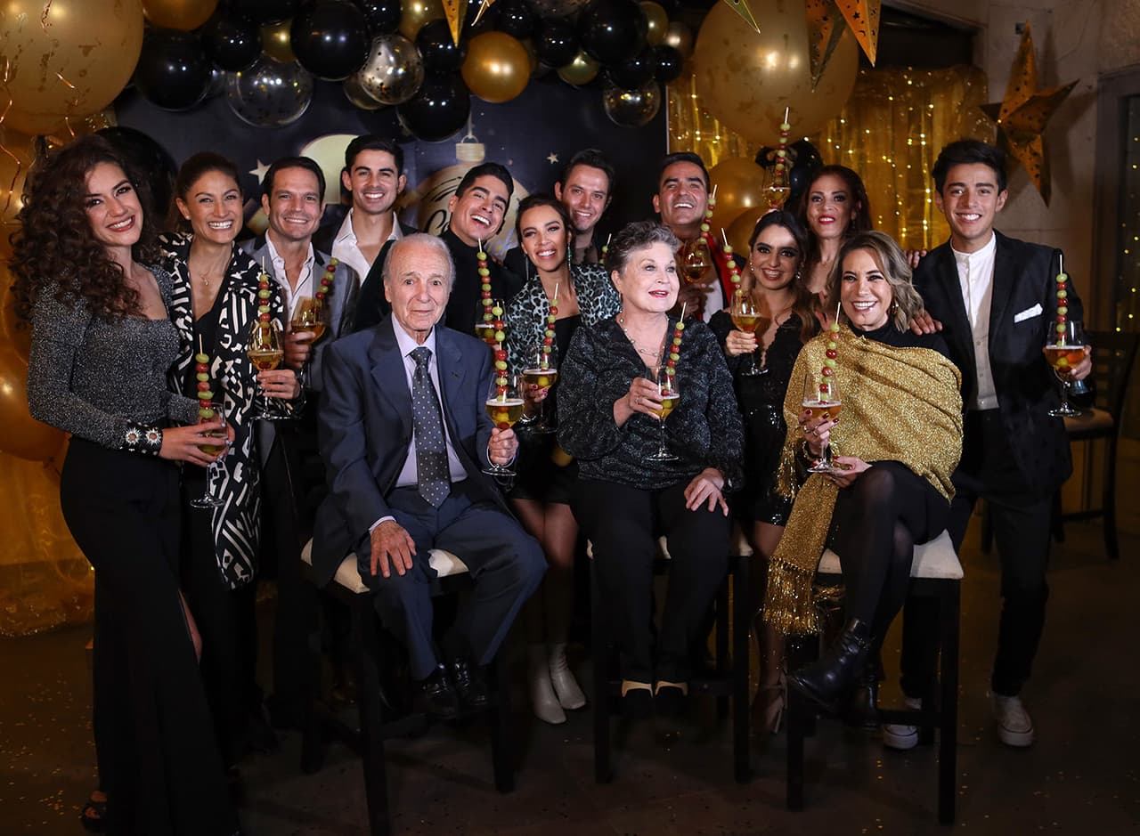 No podía faltar el tradicional brindis con la productora.