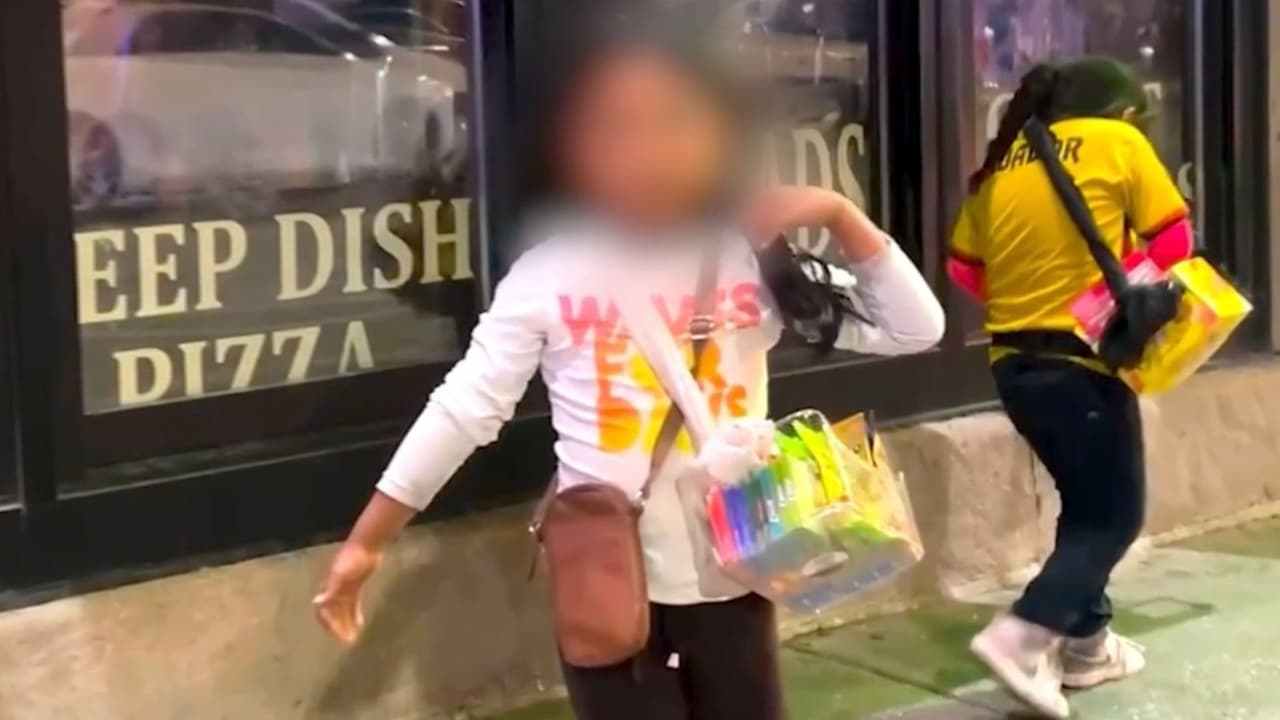 “Es un abuso”: aumento de niños vendiendo en las calles causa indignación y preocupación en Chicago