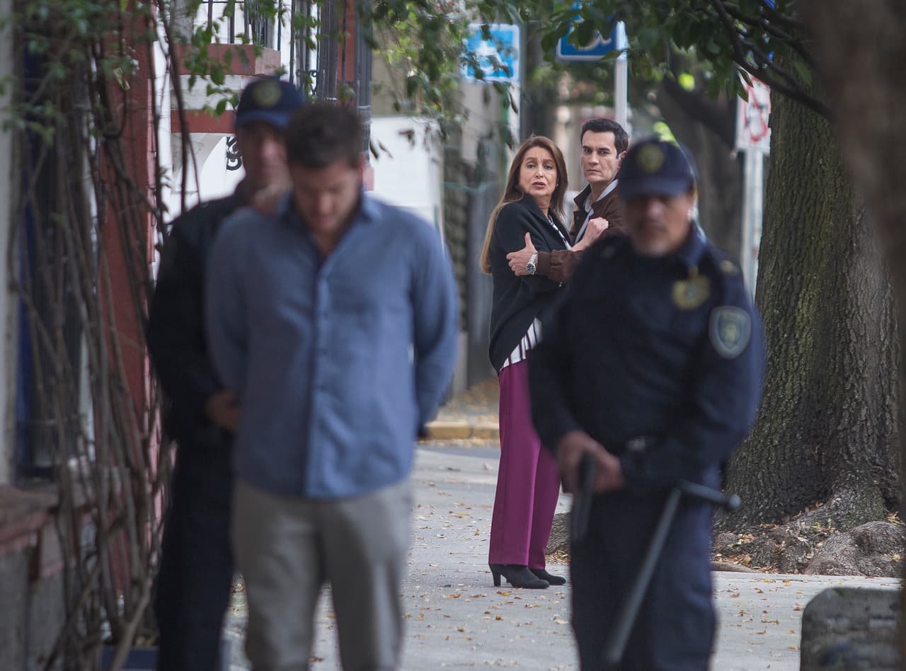 La policía lo arresta por malversar fondos y por hacerle daño a 'Linda'.