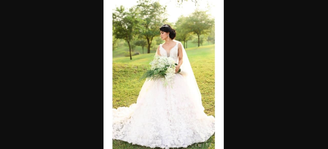El día de su boda con Edwin Luna, Kimberly Flores lució un vestido de novia de más de 25 kilos de peso. El atuendo fue diseño de Saúl Tello, de corte princesa y con una larga cola, contó con innumerables cristales Swarovski.
