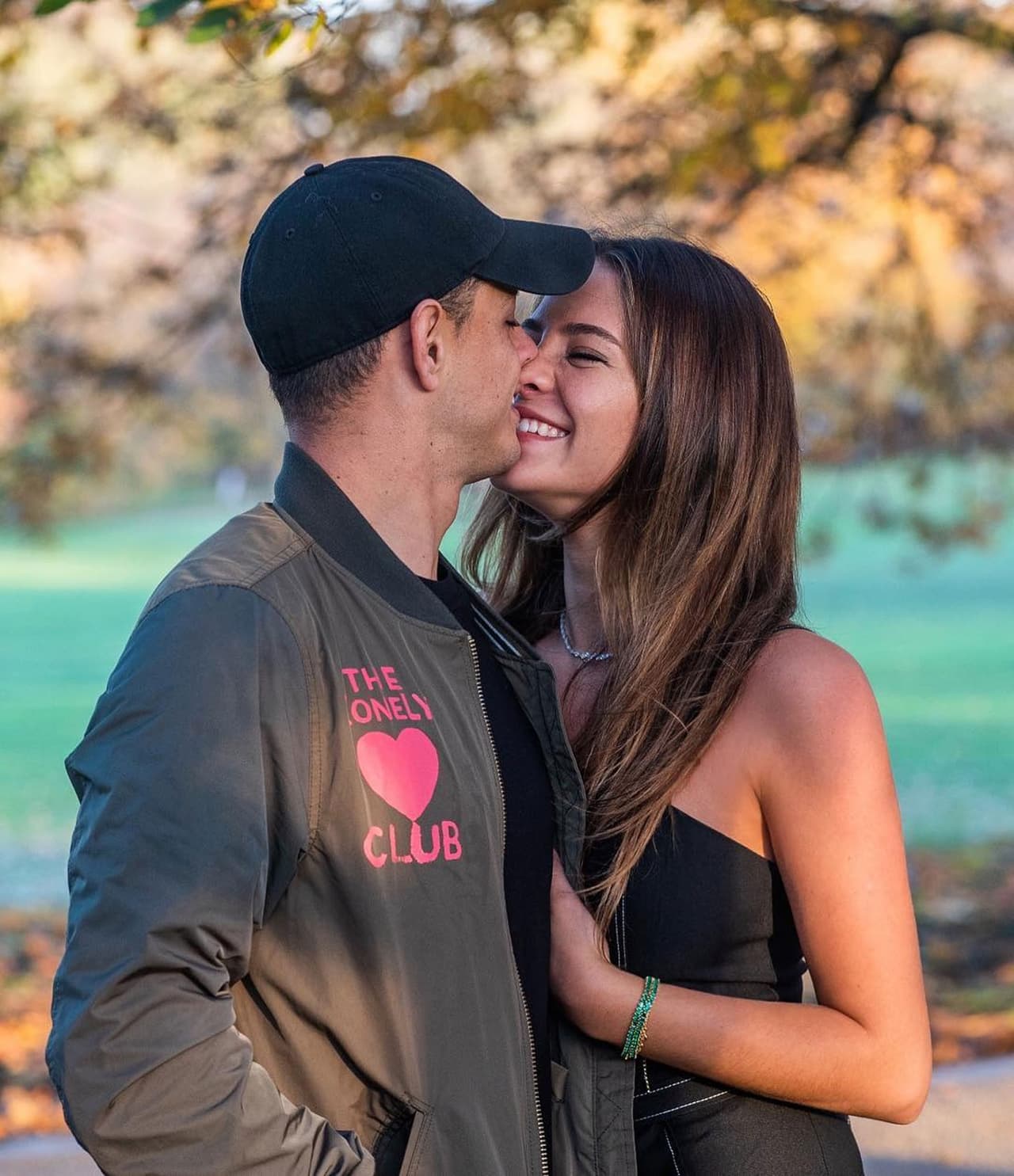 Novia de ‘Chicharito’ Hernández presume reciente ultrasonido de su bebé