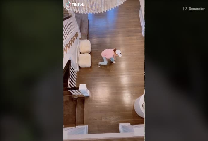 Al final de las escaleras está una pequeña estancia con sillones, tipo taburetes, de color blanco.