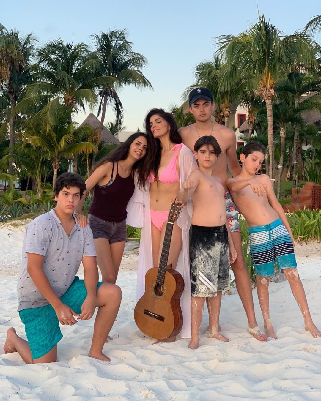 “Hijitos, les escribo llorando, los extraño, quiero que sepan que ustedes son notas musicales que le dan armonía a este corazón bandido. ¡Los amo pedazos de mi alma!”, escribió la cantante en una fotografía que compartió en Instagram el pasado 24 de julio tras disfrutar de unas vacaciones en Cancún.