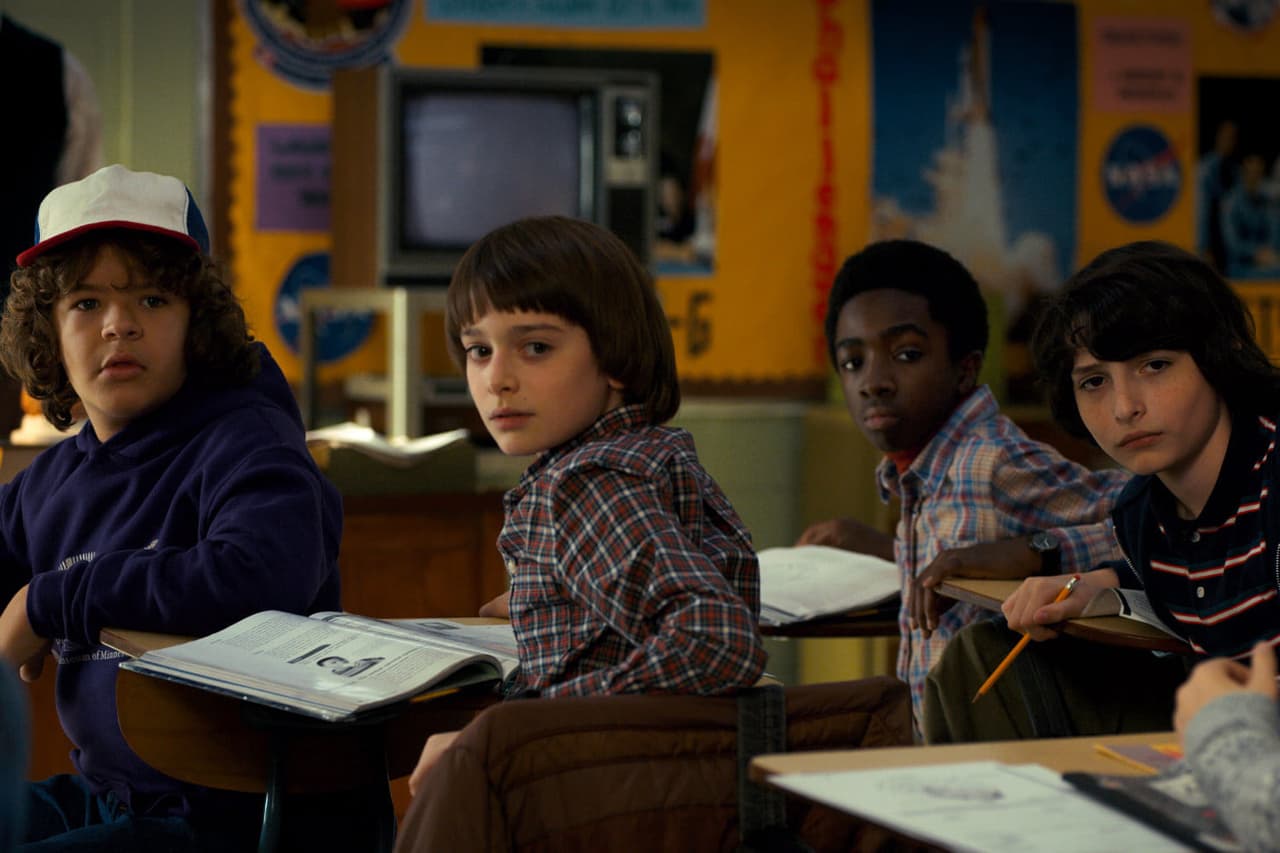 En 2014, Caleb McLaughlin (‘Lucas’) y Gaten Matarazzo (‘Dustin’) se hicieron amigos cuando trabajaron en Broadway (FOTO: Netflix)