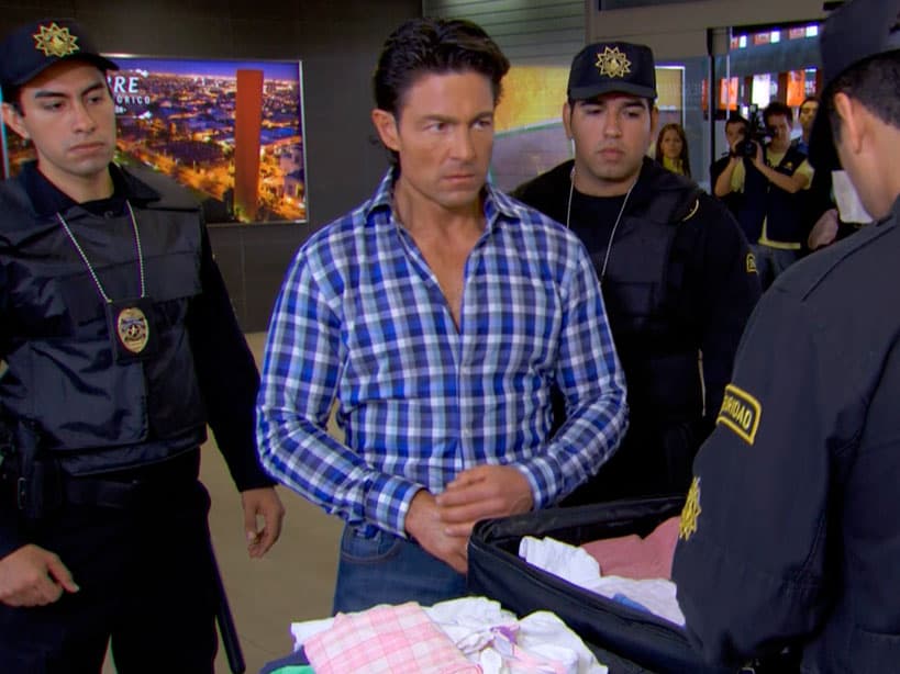 A su llegada a Monterrey, descubre que la persona que le hizo el préstamo es narco y lo utilizó para lavar dinero, razón por la que es detenido.