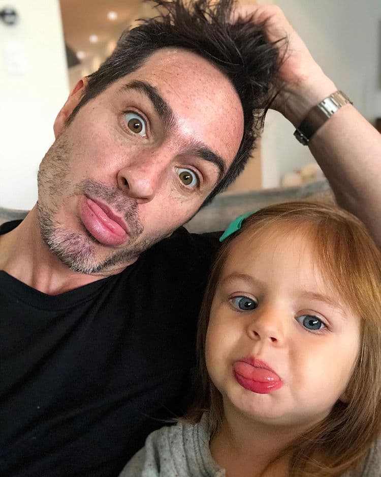 El feliz papá también ha mostrado divertidos videos en Tik Tok con su hija haciendo muecas.