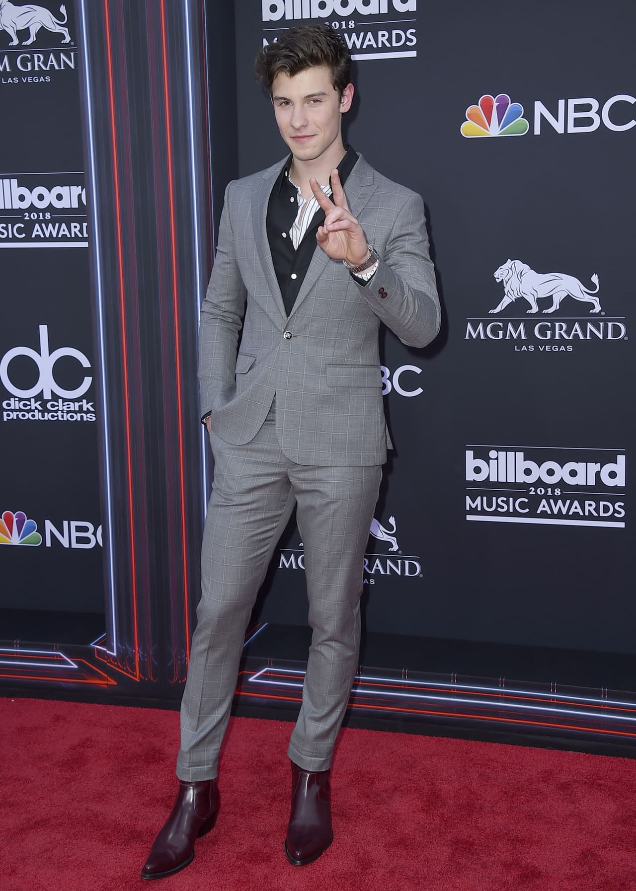 Shawn Mendes fue uno de los primeros en desfilar por la alfombra.