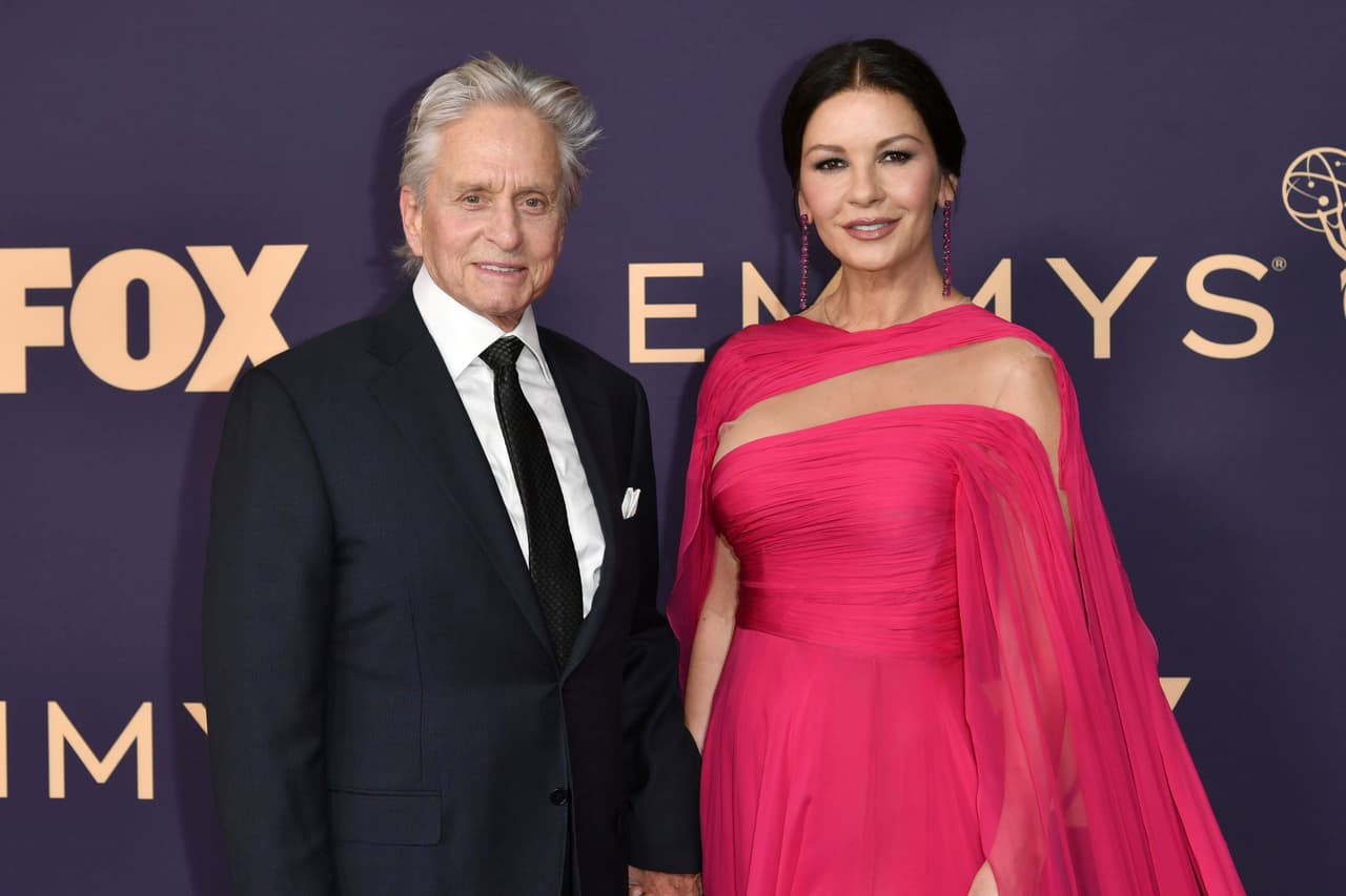 Michael Douglas y Catherine Zeta-Jones. La actriz lució un colorido diseño de Georges Hobeika.