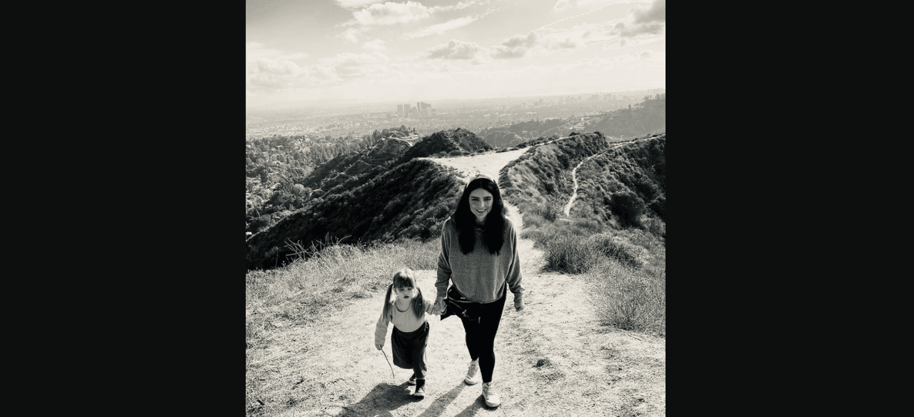 La primera en dejar ver el recorrido fue Aislinn Derbez, quien a través de su cuenta oficial de Instagram compartió una serie de fotografías en las que aparece sujetando la mano de su primogénita.